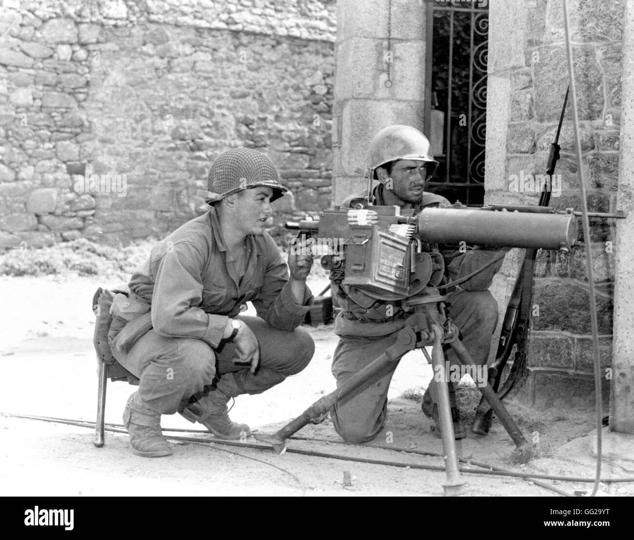 Normandie Landungen. In Saint-Malo, Soldaten des Infanterieregiments warten im Hinterhalt auf den Straßen, wie belagerte deutschen aus den Häusern schießen August 8,1944 Frankreich - Weltkrieg National Archives in Washington Stockfoto