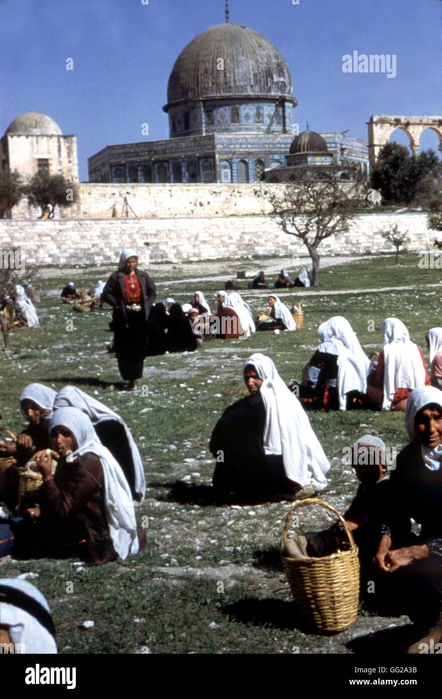 Jerusalem, Arabische Flüchtlinge warten auf Essen Verteilung 1949 Palästina Stockfoto