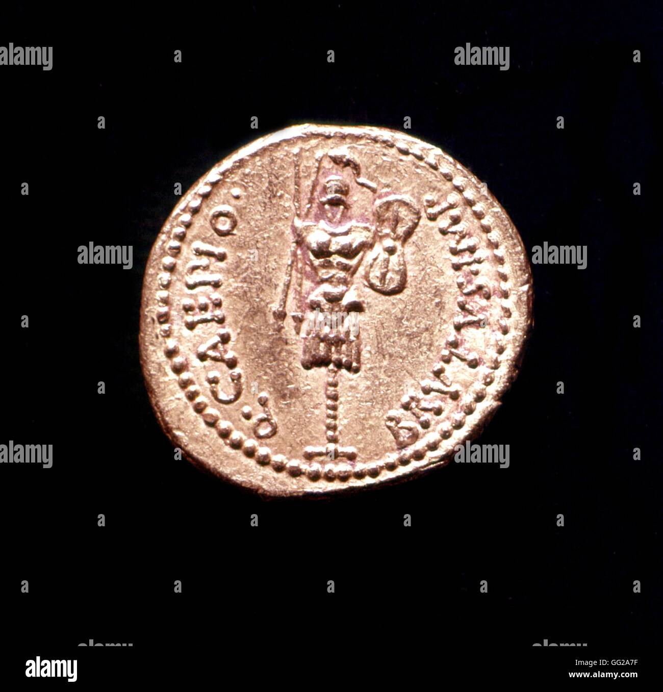 Medaille (Rücken) mit Brutus (86, 42 v. Chr.). Trophäe mit Schild und zwei Speere antike römische Kunst Paris. Musée du Petit Palais Stockfoto
