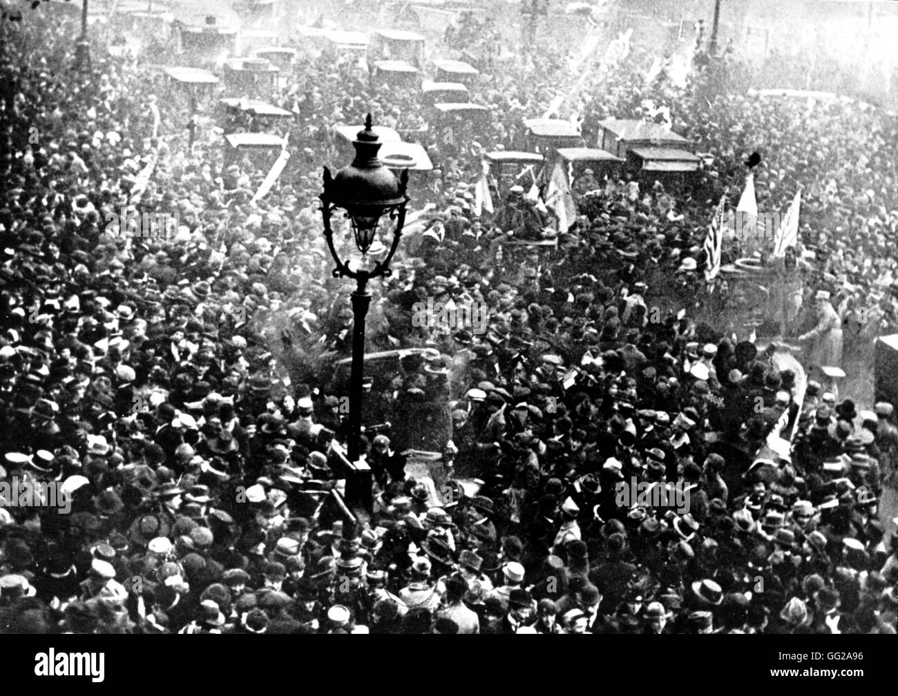 Publikum feiert den Waffenstillstand auf den Grands Boulevards in Paris November 1918 Frankreich Vincennes. Kriegsmuseum Stockfoto