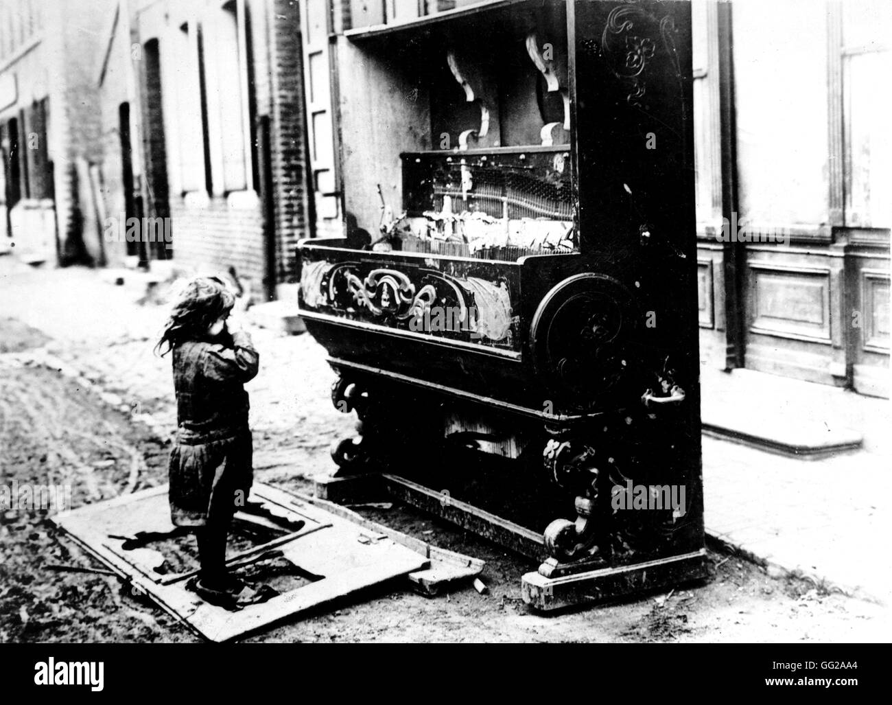 Nach den Anschlägen weint ein Kind vor seiner zerstörten Klavier Frankreich - Weltkrieg-Brüssel. Musée de l'Armée Stockfoto