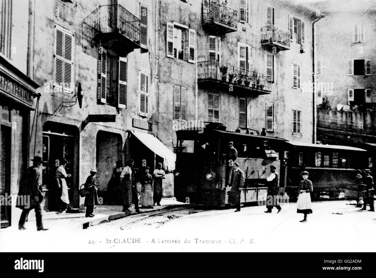 Postkarte von Saint-Claude (Jura). Die Ankunft des Wagens zu Beginn des 20. Jahrhunderts Frankreich Stockfoto