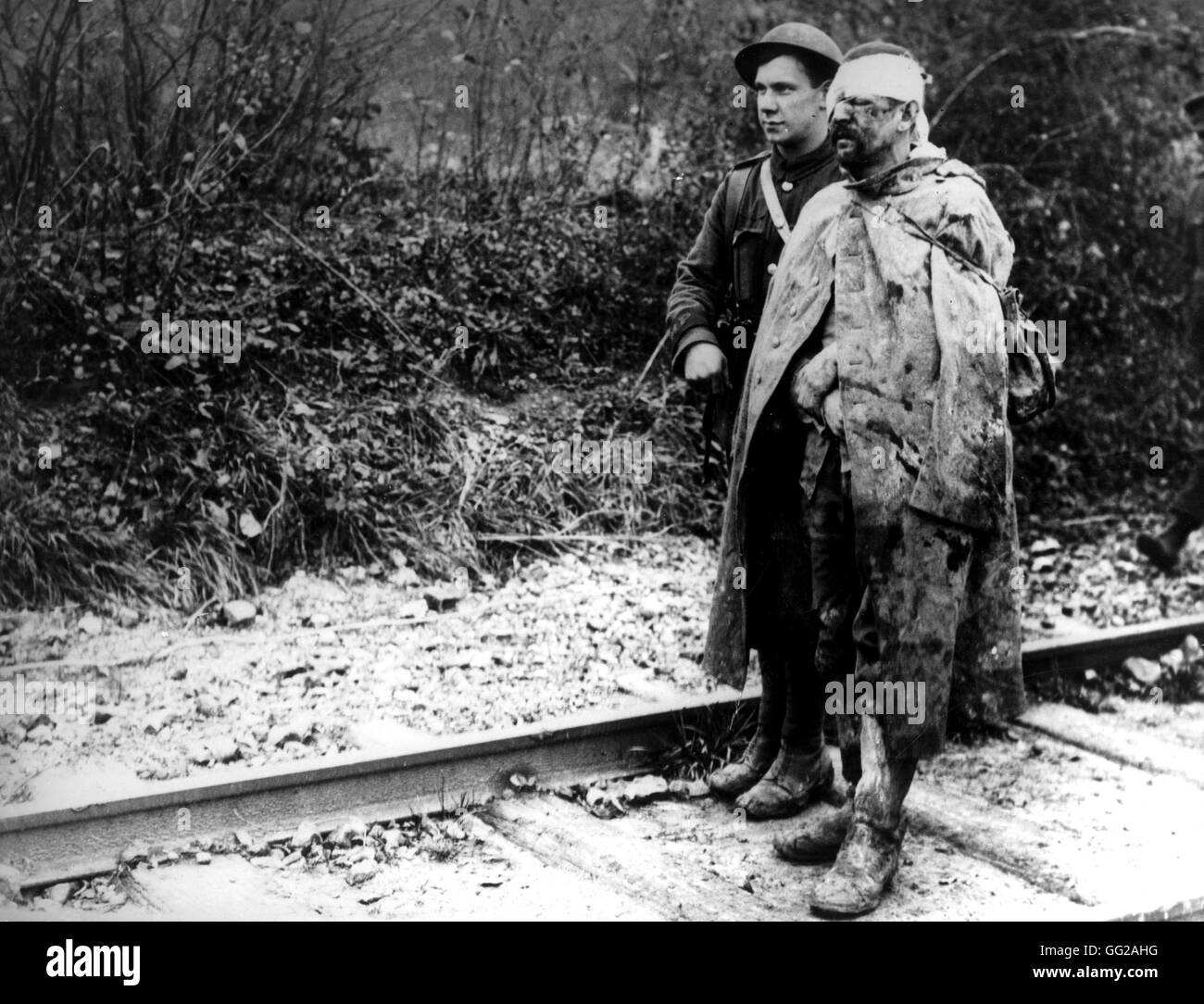 Französische Polizisten mit einem verwundeten deutschen Gefangenen, die von der 39. Division, während der Schlacht an der Ancre in St-Pierre-Divion aufgezeichnet wurde. 13. November 1916 London, Imperial Kriegsmuseum Stockfoto