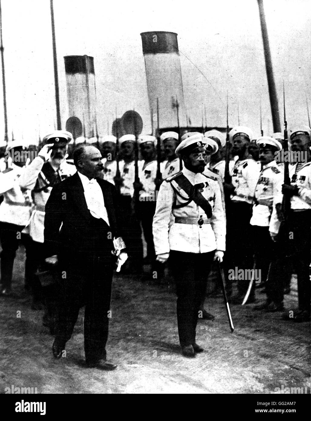 Französischer Präsident Raymond Poincare Besuch in Russland. Poincaré, begleitet von Nicholas II, inspiziert die Marines in der Krondstadt-Garde. 27. Juli 1914 Russland Stockfoto