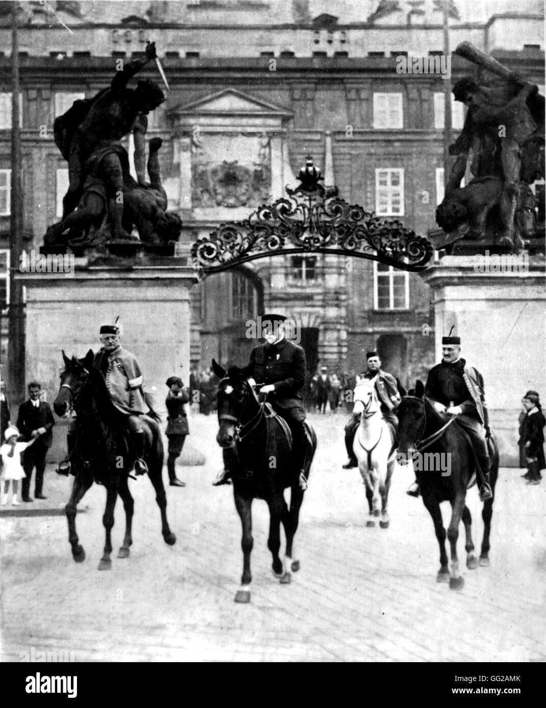 Masaryk, Präsident der Republik, eskortiert von der Sokol-Kavallerie, verlassen den Präsidentenpalast für die Bundesrepublik Stadion 1926 Tschechoslowakei Paris. Nationalbibliothek Stockfoto