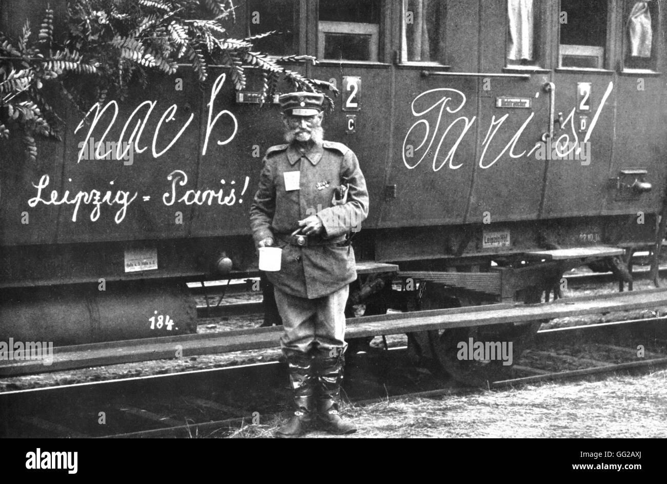 Soldat neben eines Zuges: "Nach Paris!" 1914-Deutschland - World War I Stockfoto