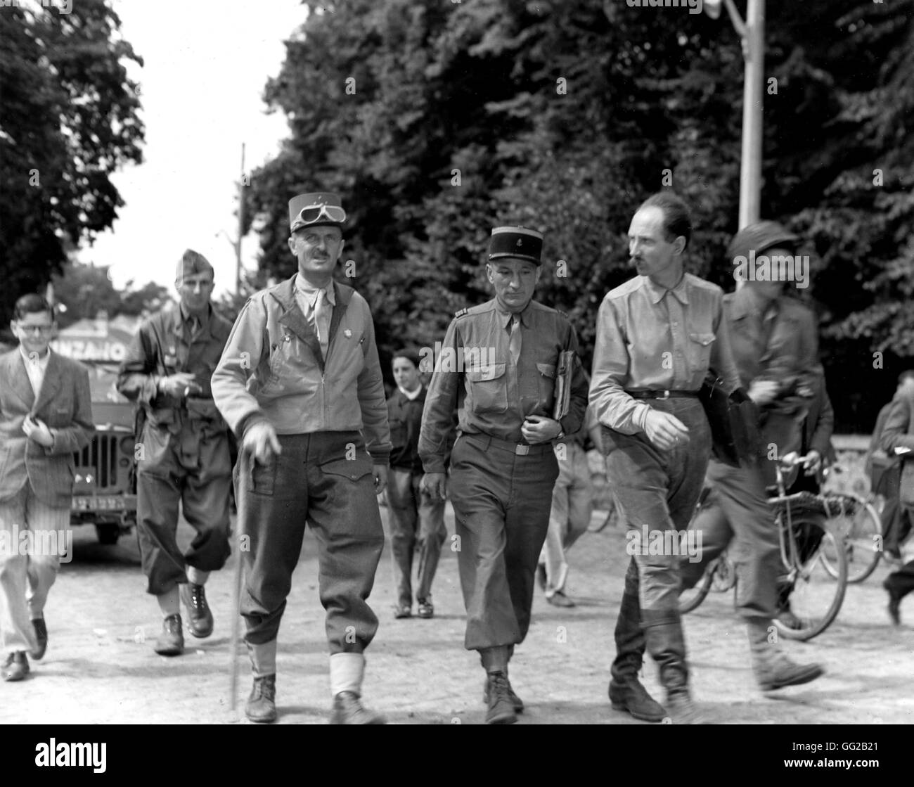 Befreiung von Frankreich: Philippe Leclerc (links), Kommandeur der 2. Panzerdivision, in einem französischen Dorf in der Nähe von Paris 23. August 1944 Frankreich, zweiten Weltkrieg Krieg National Archives in Washington Stockfoto