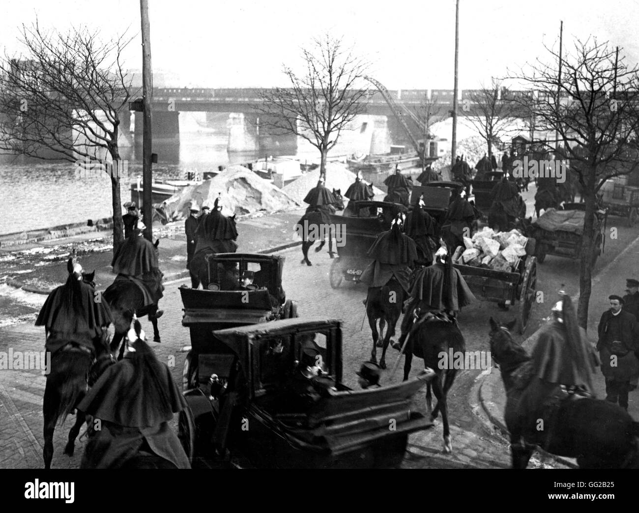 Taxi-Fahrer-Streik: republikanische Wachen eskortieren die nicht Streikenden Fahrer 1911 in Paris. Soziale Museum Stockfoto