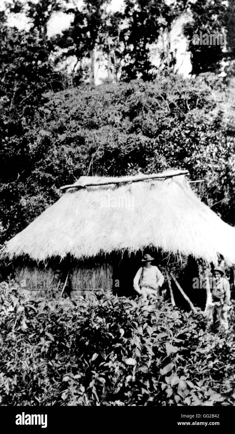 Amerikanische Soldaten vor einer 'Bandits' Hütte, kurz vor die Hütte befindet sich auf Feuer Early 20. Nicaragua Washington, D.C.-Library of Congress Stockfoto