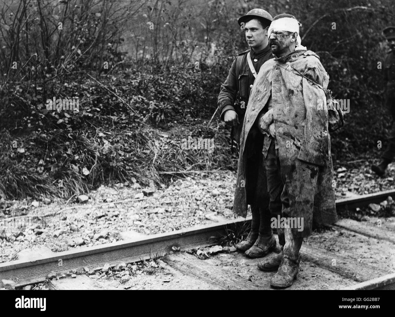 Militärpolizist mit einem deutschen Gefangenen in Saint-Pierre-Divion gefangen genommen von der 39. Teilung während der Schlacht der Ancre 13. November 1916 Frankreich, Weltkrieg London, Imperial Kriegsmuseum Stockfoto