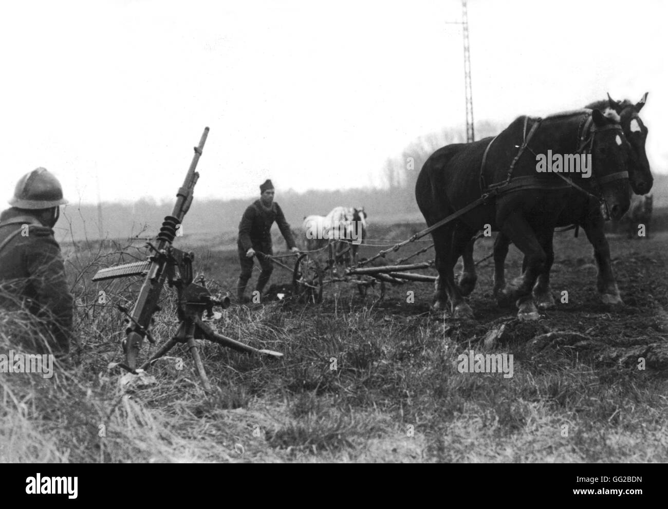 Soldaten, die pflügen ein Feld in der Nähe der Maginot Linie 7. Mai 1940 Frankreich - Zweiter Weltkrieg Stockfoto