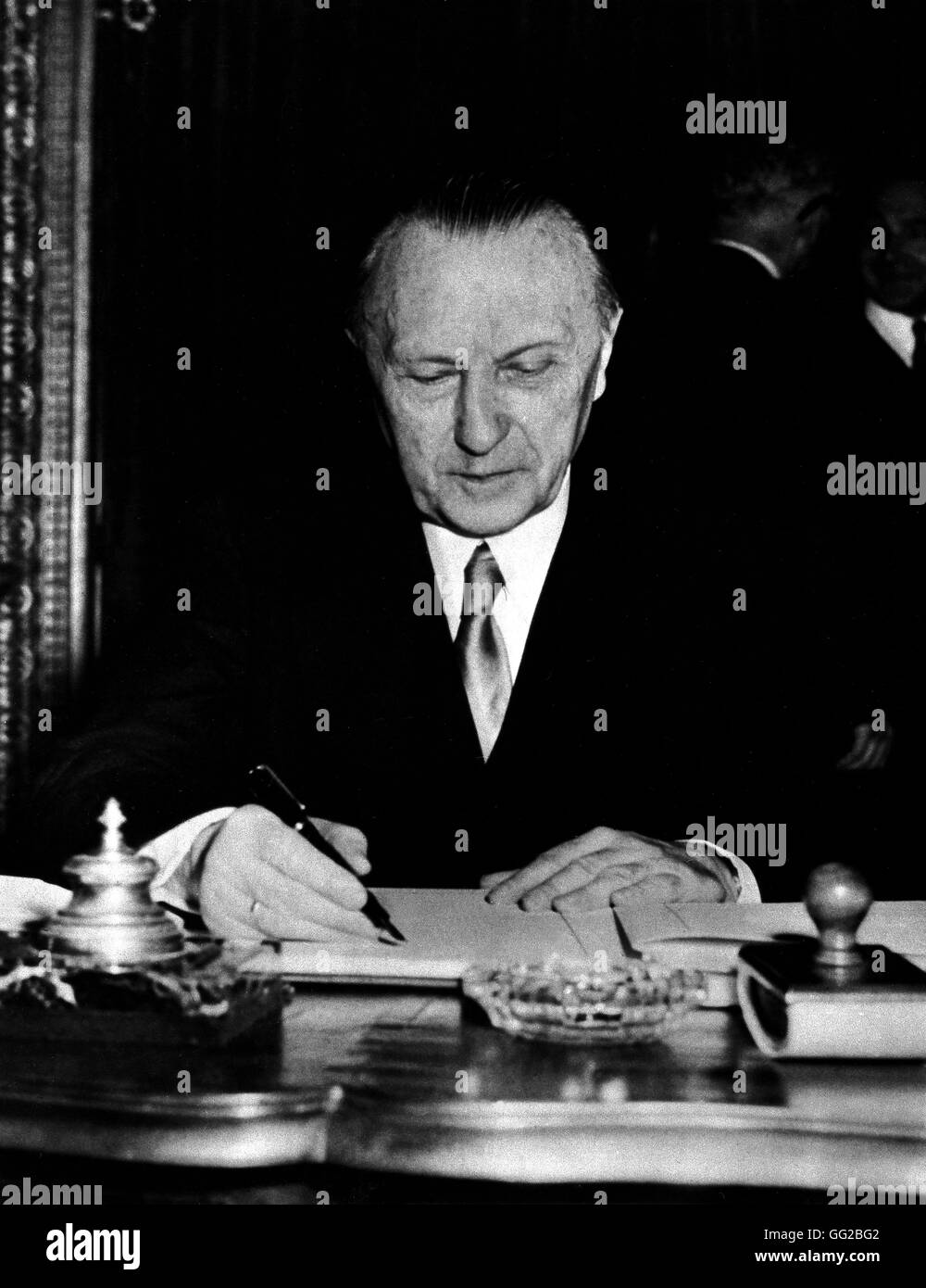 Konferenz in Paris: Adenauer unterzeichnen den Schuman-Plan-Erklärung. Gründung der Europäischen Gemeinschaft für Kohle und Stahl (mit Italien, Belgien, Niederlande, Luxemburg, BRD, Frankreich) April 1951 Frankreich National Archives, Washington Stockfoto