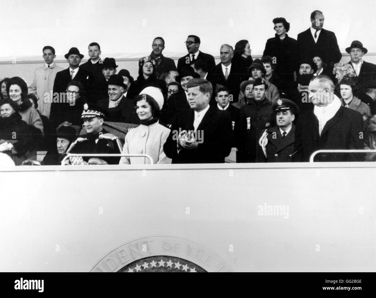 Washington, konstituierenden Parade. In dem Stand, Kennedy und seine Frau, und auf dem r., Vize-Präsident Johnson. 1. Januar 1961 Archive Vereinigte Staaten nationale. Washington Stockfoto