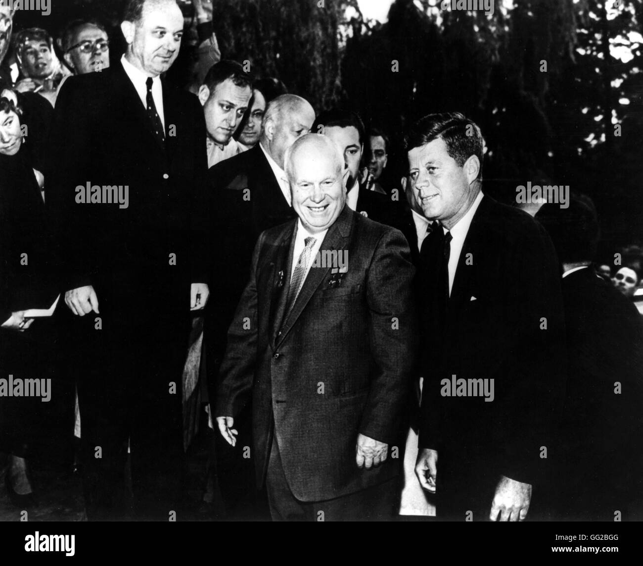 Wien. Kennedy und Chruschtschow Überschrift zu der amerikanischen Botschaft. Im Hintergrund, auf der linken Seite, Außenminister Dean Rusk. 3. Juni 1961 Archive Österreich National. Washington Stockfoto