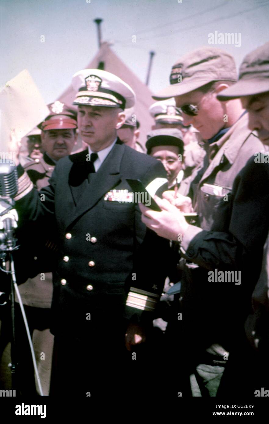Admiral John C. Daniel, UN delegieren, bei einer Rede an die Presse während der Panmunjon Konferenz April 1953 Koreakrieg U.S. Signal Corps Foto Stockfoto