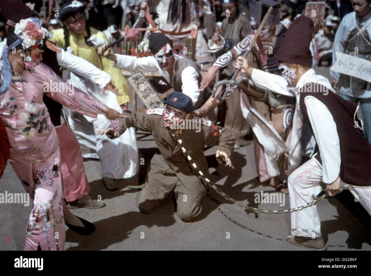 Masquerade. Stalin verurteilt zum Tode durch zwei böse Geister wegen der Verbrechen, die er gegen China Juli 1952 engagiert Koreakrieg US Armee-Foto Stockfoto
