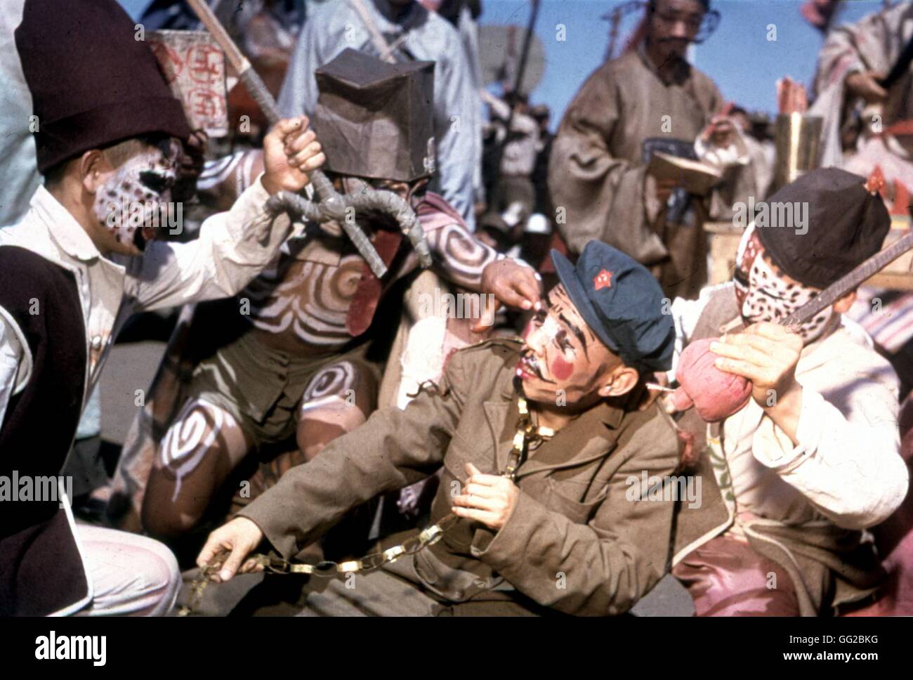 Masquerade. Stalin verurteilt zum Tode durch zwei böse Geister wegen der Verbrechen, die er gegen China Juli 1952 engagiert Koreakrieg US Armee-Foto Stockfoto