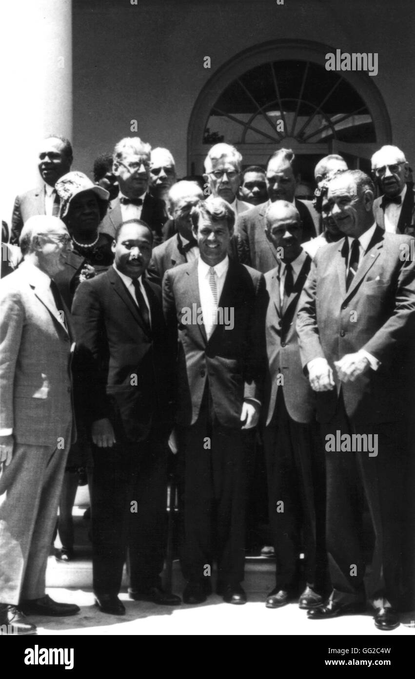 Martin Luther King, Zahlungsverkehrslösungen von der Southern Christian Leadership. Konferenz im Weißen Haus. Von l. nach r. in der ersten Reihe: R. Epstein, Vize-Präsident Johnson, Roy Williams, Martin Luther King und Robert Kennedy. Juni 1963 Vereinigte Stat Stockfoto