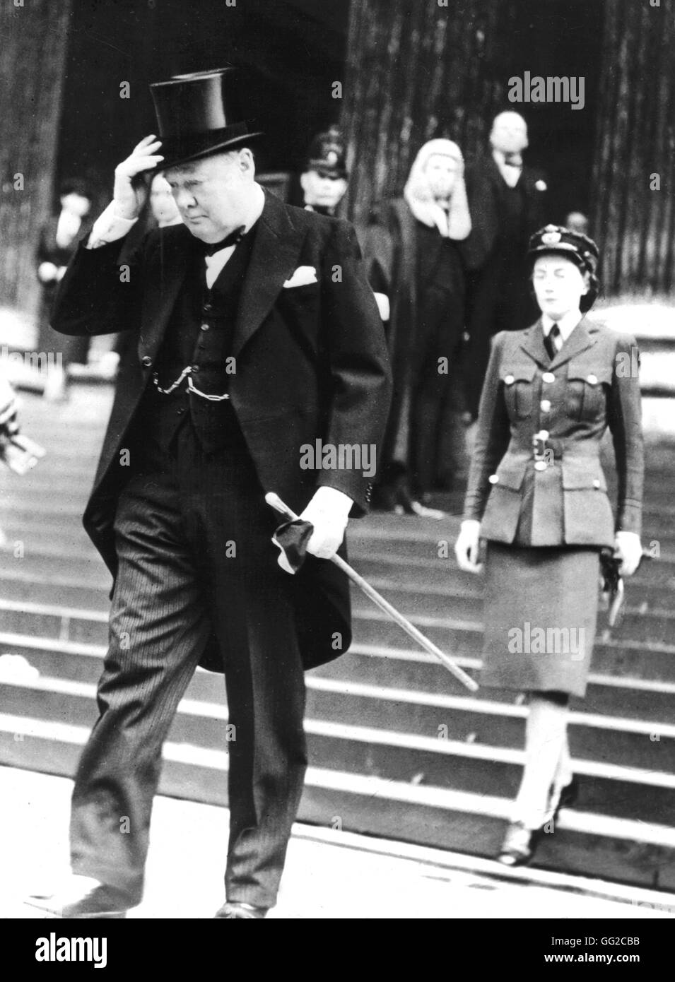 London, Winston Churchill ließ St. Pauls Cathedral mit Tochter Sarah, nach dem Gottesdienst im Gedenken an Präsident Roosevelt 1945 Großbritannien - Zweiter Weltkrieg Stockfoto