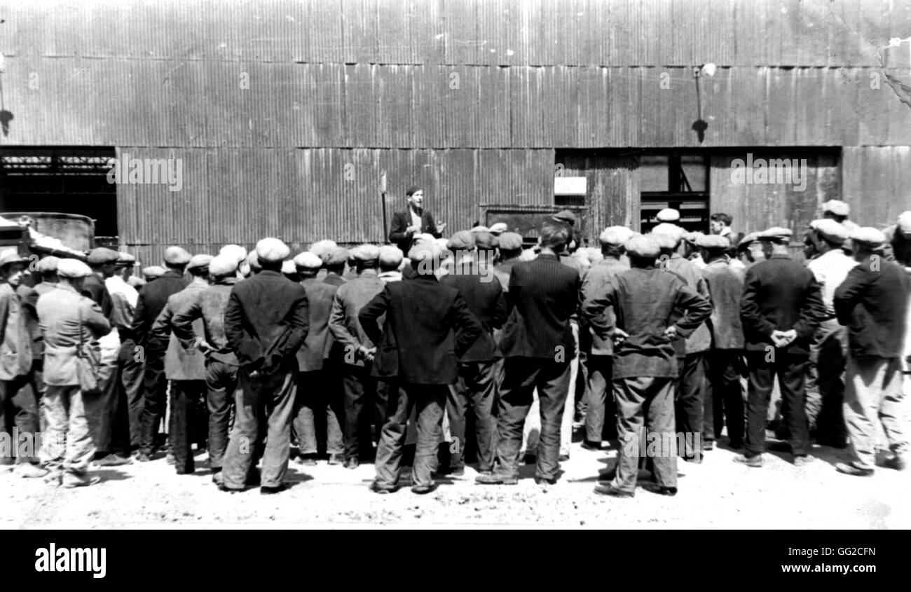 Streik in der Renault-Werke in Boulogne-Billancourt bei Paris im Jahr 1936: ein Delegat informiert über die Verhandlungen im Gange. Viele Arbeiter gehen streiken seit dem Aufstieg an die Macht der Volksfront in Frankreich. Stockfoto