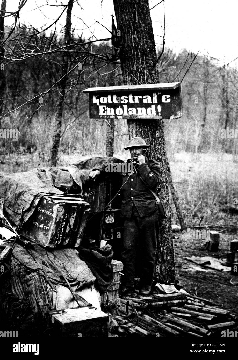 Britische schwere Batterie HQ in Sorny (Frankreich) unter einem deutschen Schild, die liest 'Kann Gott bestrafen England' April 1917 Frankreich, Weltkrieg Stockfoto