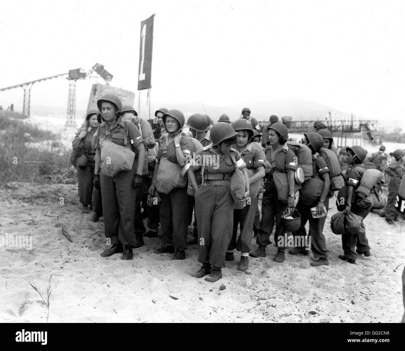 Militärische Landung in Südfrankreich bei St Tropez. Frauen aus der französischen Armee versammelten sich am Strand 17. August 1944 Frankreich, zweiten Weltkrieg Krieg National Archives, Washington Stockfoto