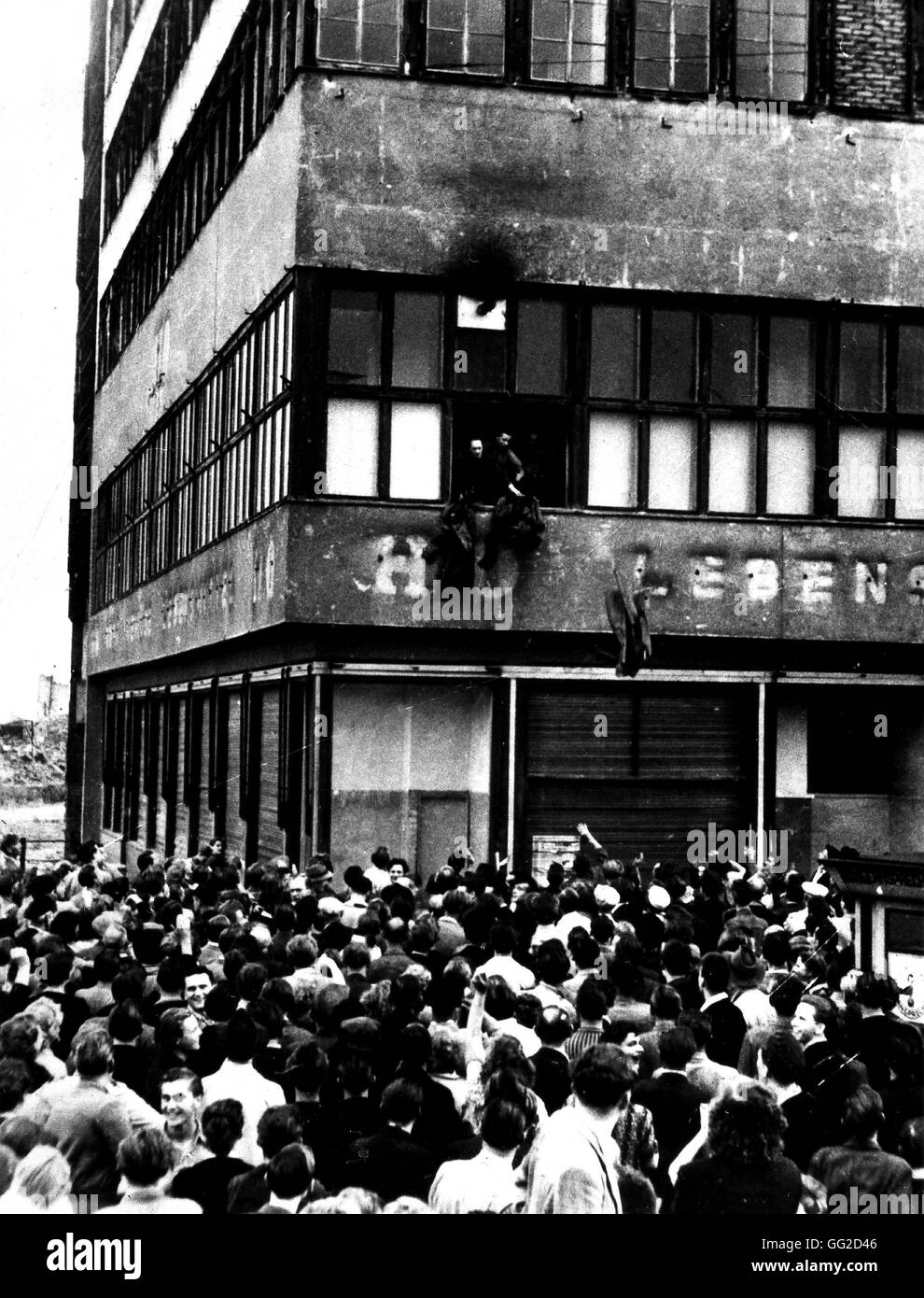 Ost-Berlin: Polizisten ihre Uniformen aus dem Fenster zu werfen, aus einem staatlichen Gebäude umgeben von Demonstranten 19. Juni 1953 die Deutschen Demokratischen Republik (DDR) Washington. Nationalarchiv Stockfoto
