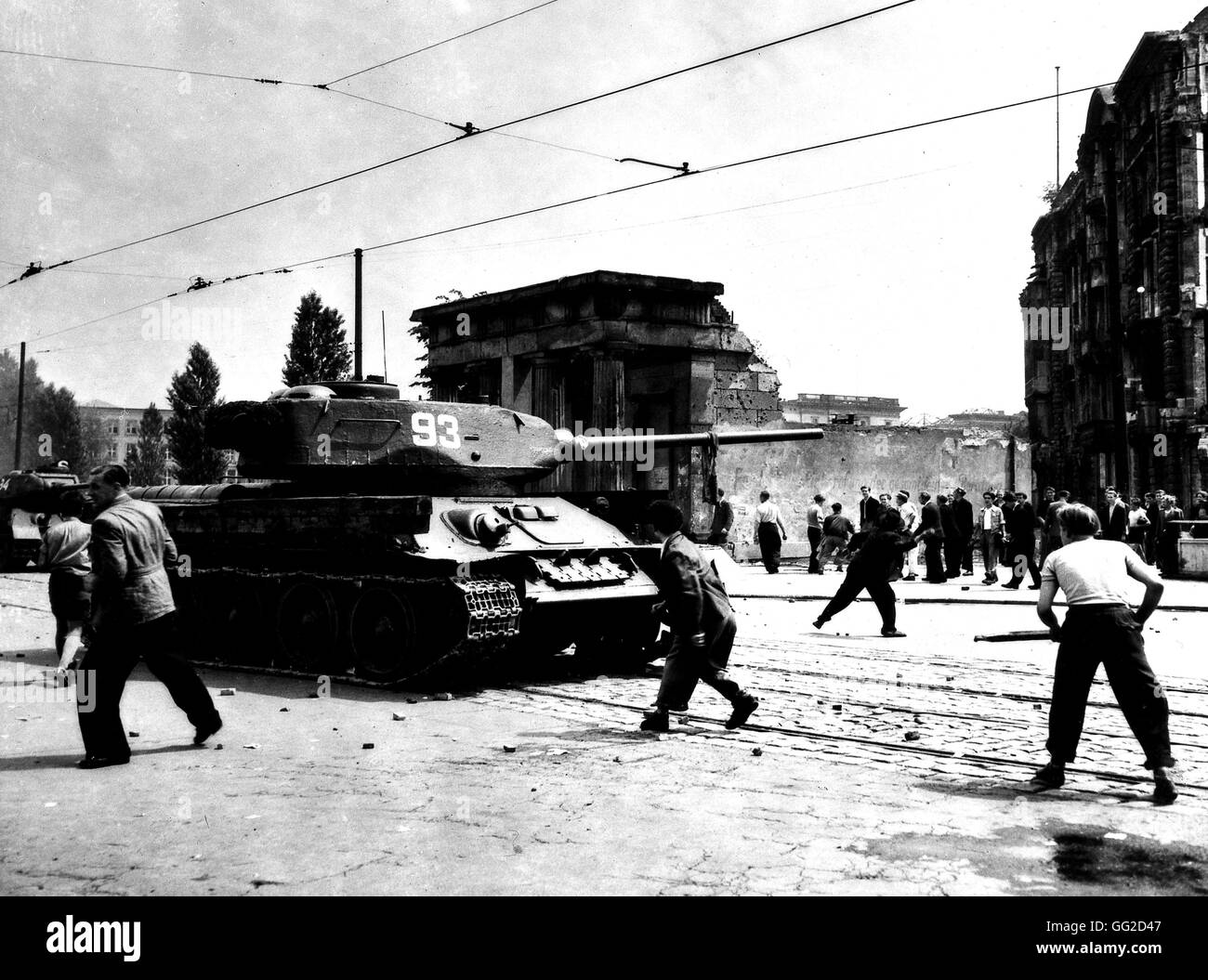 Ost-Berlin: Menschen Steinewerfen gegen sowjetische Panzer 17. Juni 1953 der Deutschen Demokratischen Republik (DDR) Washington. Nationalarchiv Stockfoto