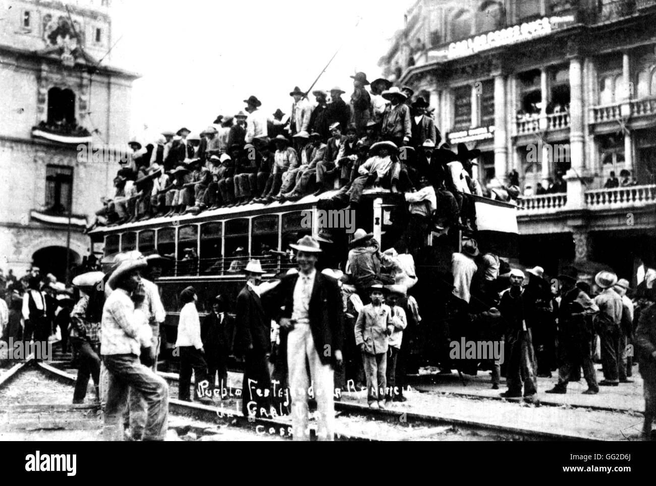 Nach einer Zeit der schweren Spannungen die Menschen in der Hauptstadt zu realisieren, haben am 25. Mai 1911, das den 30 Jahren von der Regierung von Porfirio Diaz zu einem Ende kommen. Sie zeigen ihre Begeisterung durch die Demonstration und feiern in den Straßen, und das Volk jubelt Ma Stockfoto