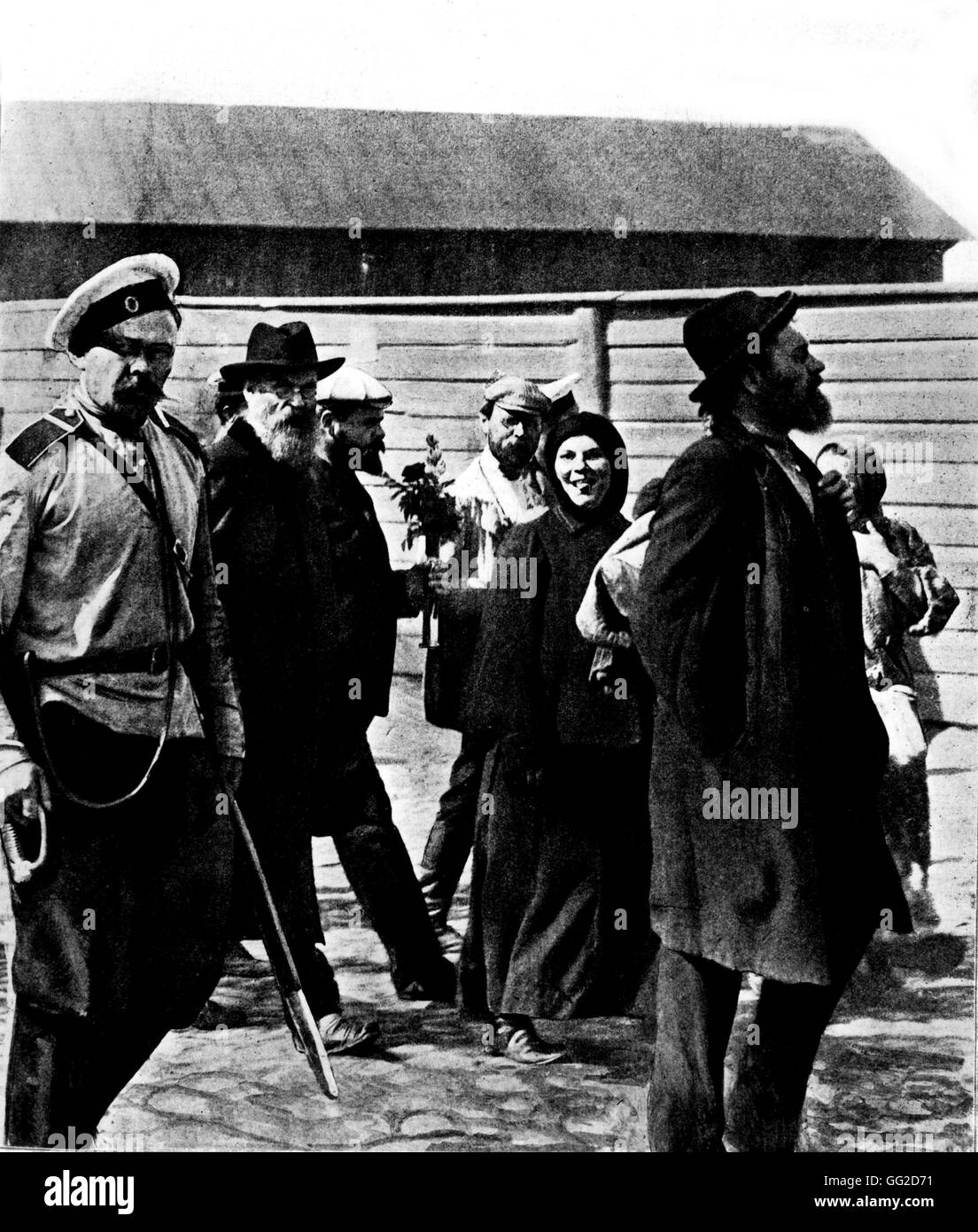 Russischen revolutionäre Abreise nach Sibirien. Eine Frau sticht ihre Zunge beim Fotografen. Ein Mann hält ein Bouquet, das ein Freund ihm gab 1906 in Paris. Nationalbibliothek Stockfoto