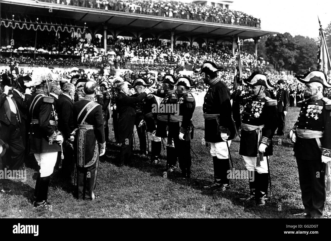 Raymond Poincaré Dekorationen in Longchamps 1914 Frankreich präsentieren Stockfoto