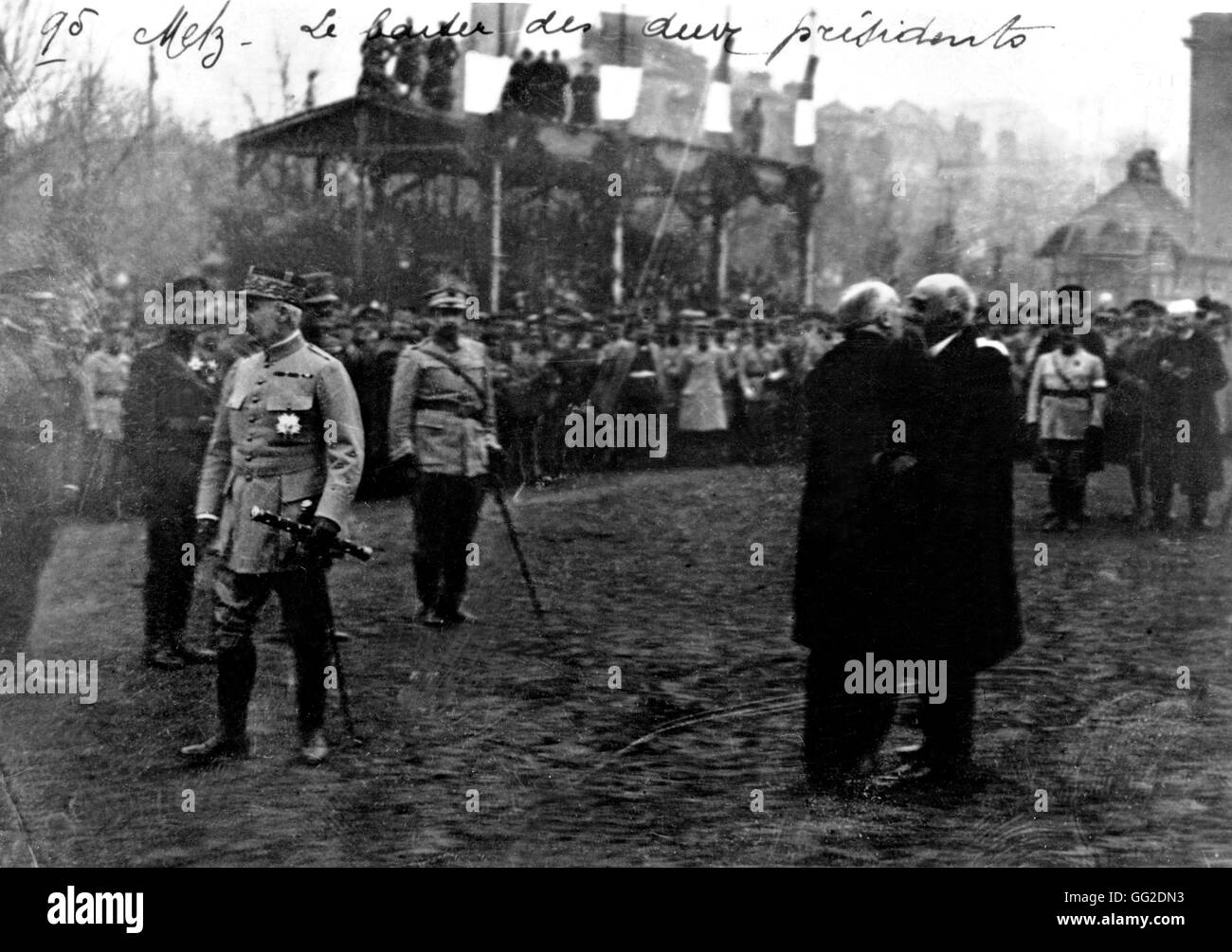 Poincaré und Clémenceau umarmen einander in Reims November 1918 Frankreich - Weltkrieg Stockfoto