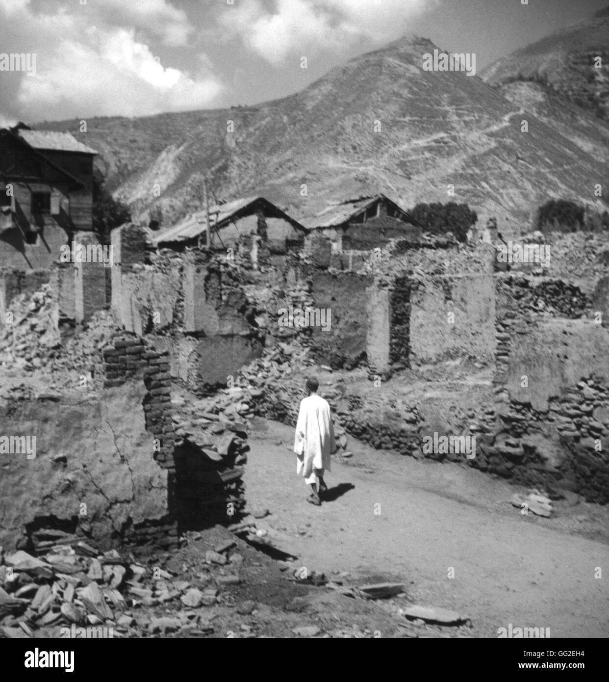 Baramulla, Kahmir - 1948. Opfer der Angriffe von den Stämmen organisiert UN Mitglieder schreckliche Geschichten erzählen, während der Untersuchung auf Baramulla Ruinen, in der pro-indischen Teil Kaschmirs. U.N. Stockfoto
