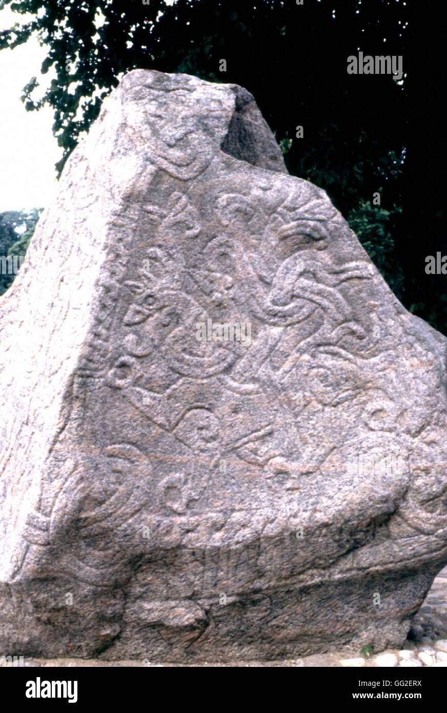 Runenstein mit einem geschnitzten Drachen für den Ahnenkult. 983 Dänemark. Jelling Stockfoto