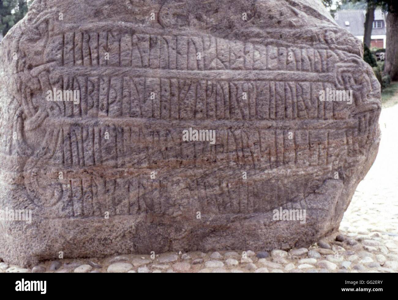Runenstein für den Ahnenkult. Das früheste Beispiel der dänischen schreiben: 'König Harald hatte die Stein errichtet in Erinnerung an seinen Vater Gorm' 983 Dänemark. Jelling Stockfoto