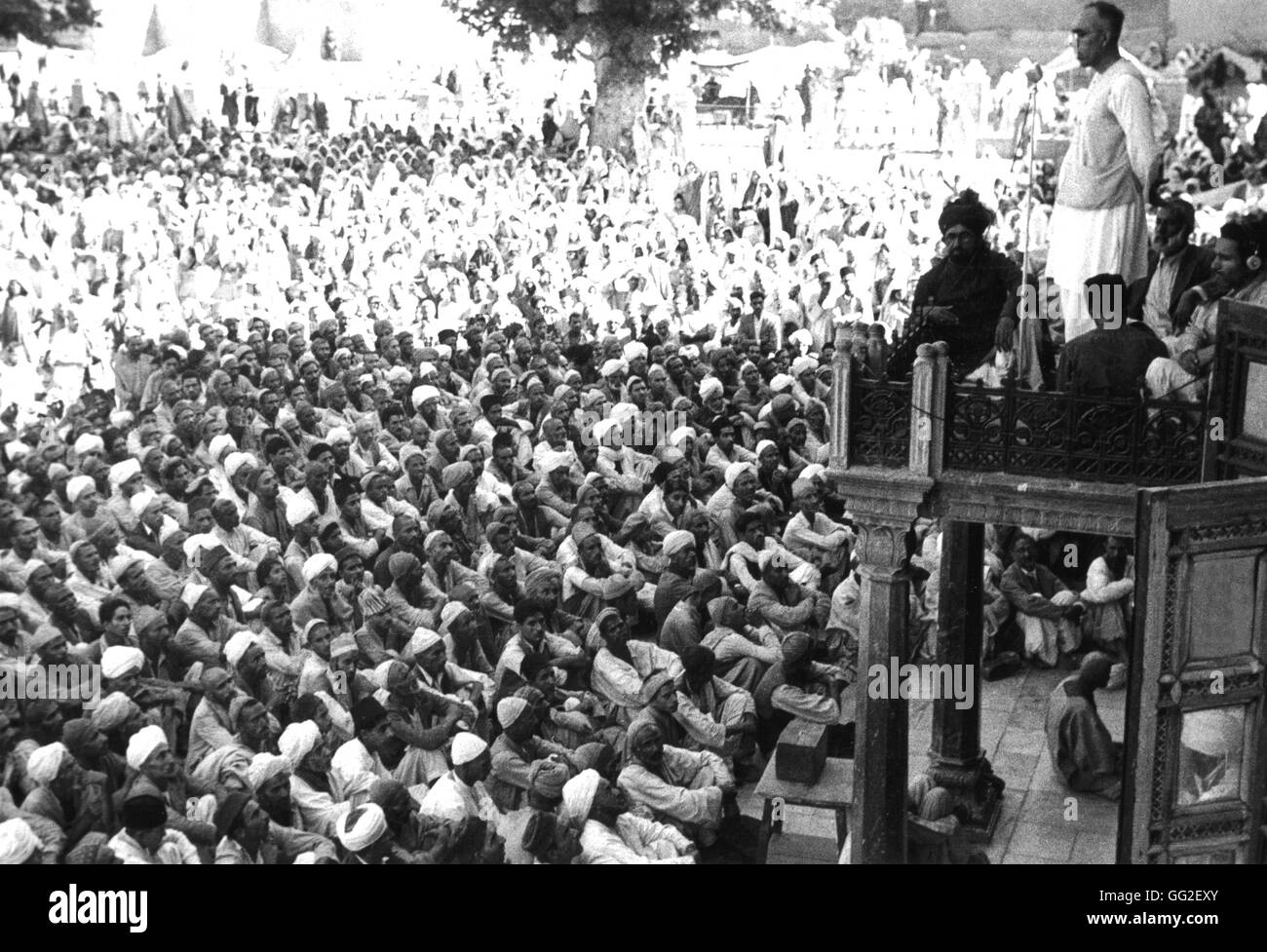 Kaschmir - 1948 umgeben von der Masse seiner muslimischen Anhänger,  Premierminister von Jammu und Kaschmir Scheich Mohammed Abdullah führt die  Gebete von einem Balkon der Srinager Moschee (Hauptstadt von der  pro-indischen Teil