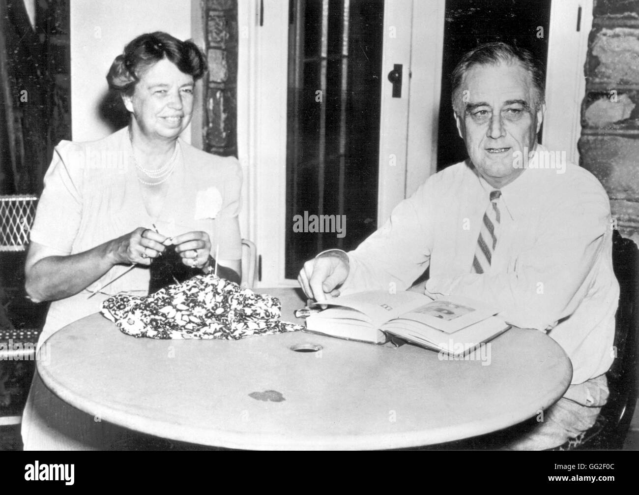 Präsident Franklin Delano Roosevelt und seine Frau auf der Veranda ihres Hauses in Hyde Park 1941 USA Washington. Nationalarchiv Stockfoto