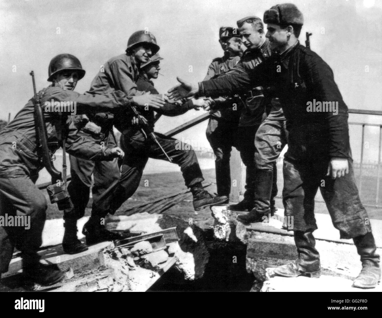 Amerikanische und russische Soldaten, die auf der Elbe-Brücke bei Torgau April 1945 Deutschland Stockfoto