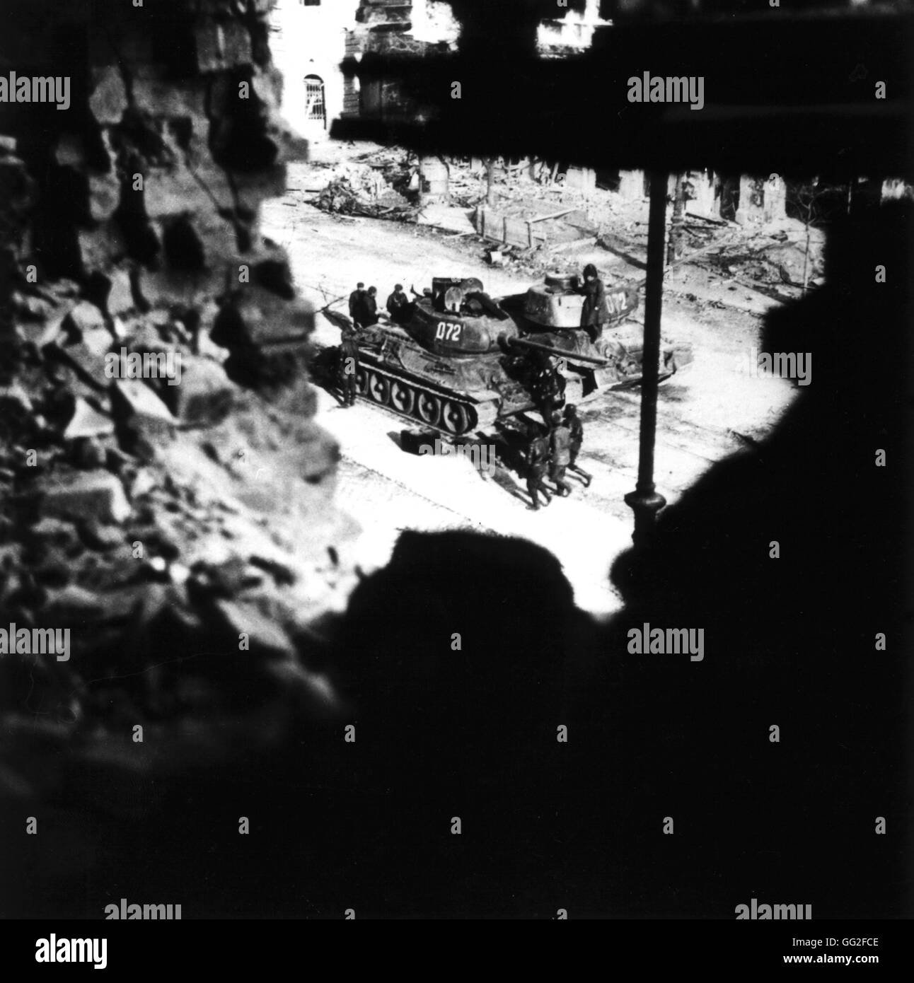 Budapest, russische Soldaten warten neben ihren Panzern vor dem Laden auf die Menschenmenge Ungarn - Ungarn-Aufstand 1956 National Archives - Washington Stockfoto