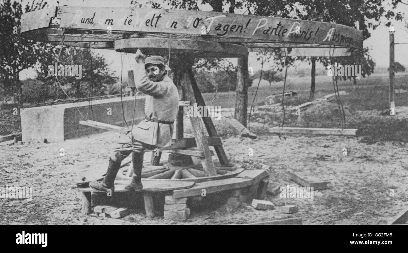 Erster Weltkrieg. Archaische Spiele organisiert, um die deutschen Soldaten bei Avricourt in Oise abzulenken. Sie können lesen: "in 40 Tagen um die Welt. Abfahrt von Paris. Es ist eine militärische Handlung während des Marsches zu verlassen. " Stockfoto