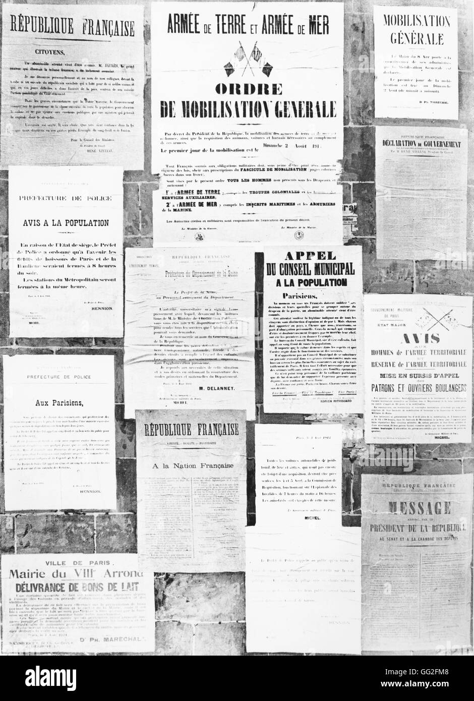 Erster Weltkrieg. Plakate aus der ersten Woche der Mobilisierung an den Wänden von Paris. Stockfoto