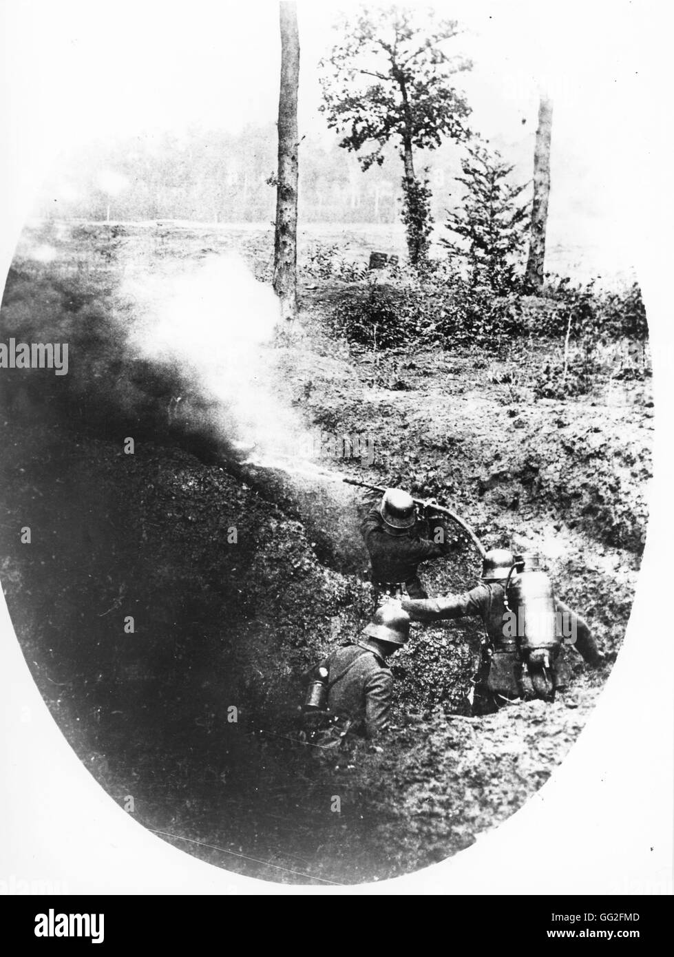Deutsche Soldaten feuern mit einem Flammenwerfer im ersten Weltkrieg. Stockfoto