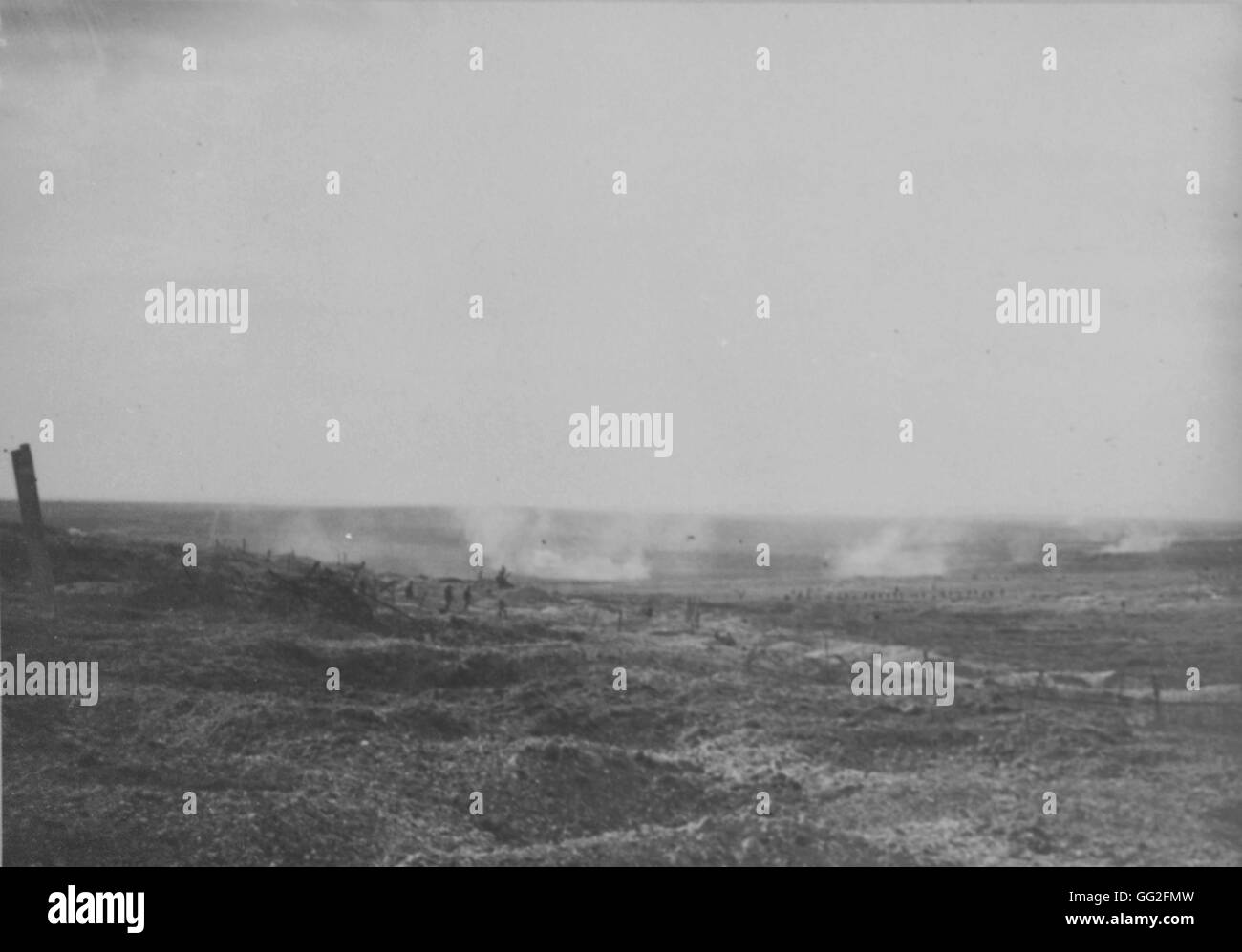 Erster Weltkrieg. Nordwestlich von der Somme, 3. Oktober 1918, Angriff Welle der 410. und 407th R.I durch ein deutsches Sperrfeuer. Stockfoto