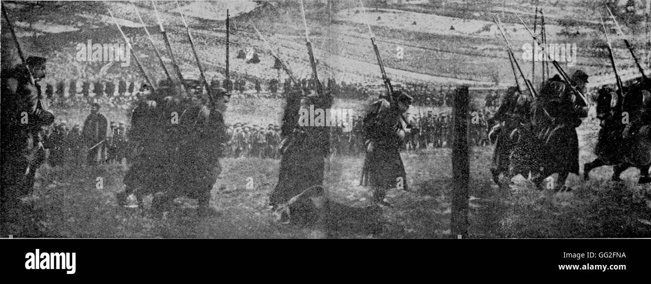 Ersten Weltkrieg die Männer erschossen, um ein Exempel zu statuieren. März vor der Ausführung. Stockfoto
