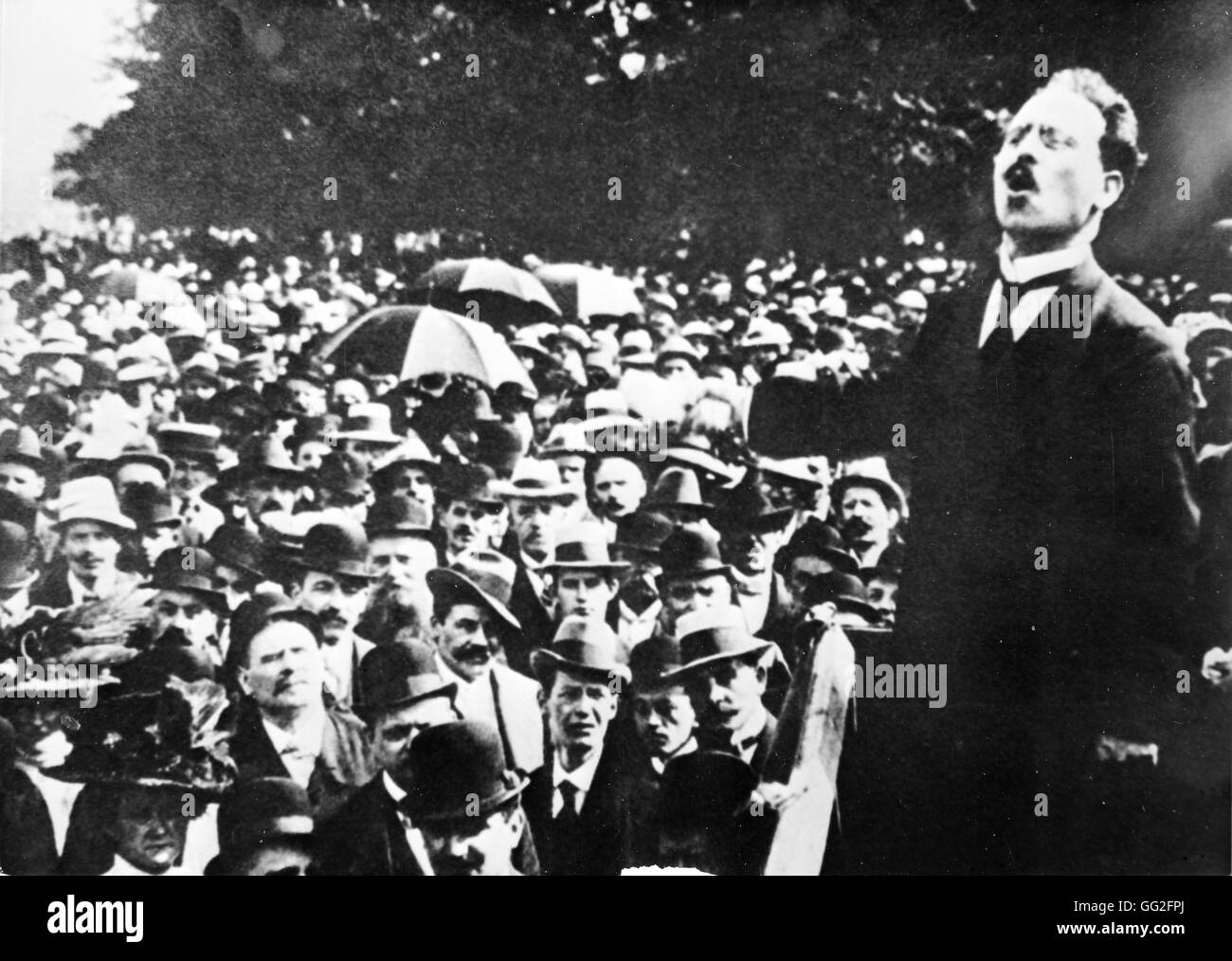 Ersten Weltkrieg. Karl Liebknecht (1871-1919) befasst sich eine Menschenmenge am 9. November 1918. Deutscher revolutionärer Kommunist, Mitglied der Sozialdemokratischen Partei Deutschlands (SPD). Stockfoto