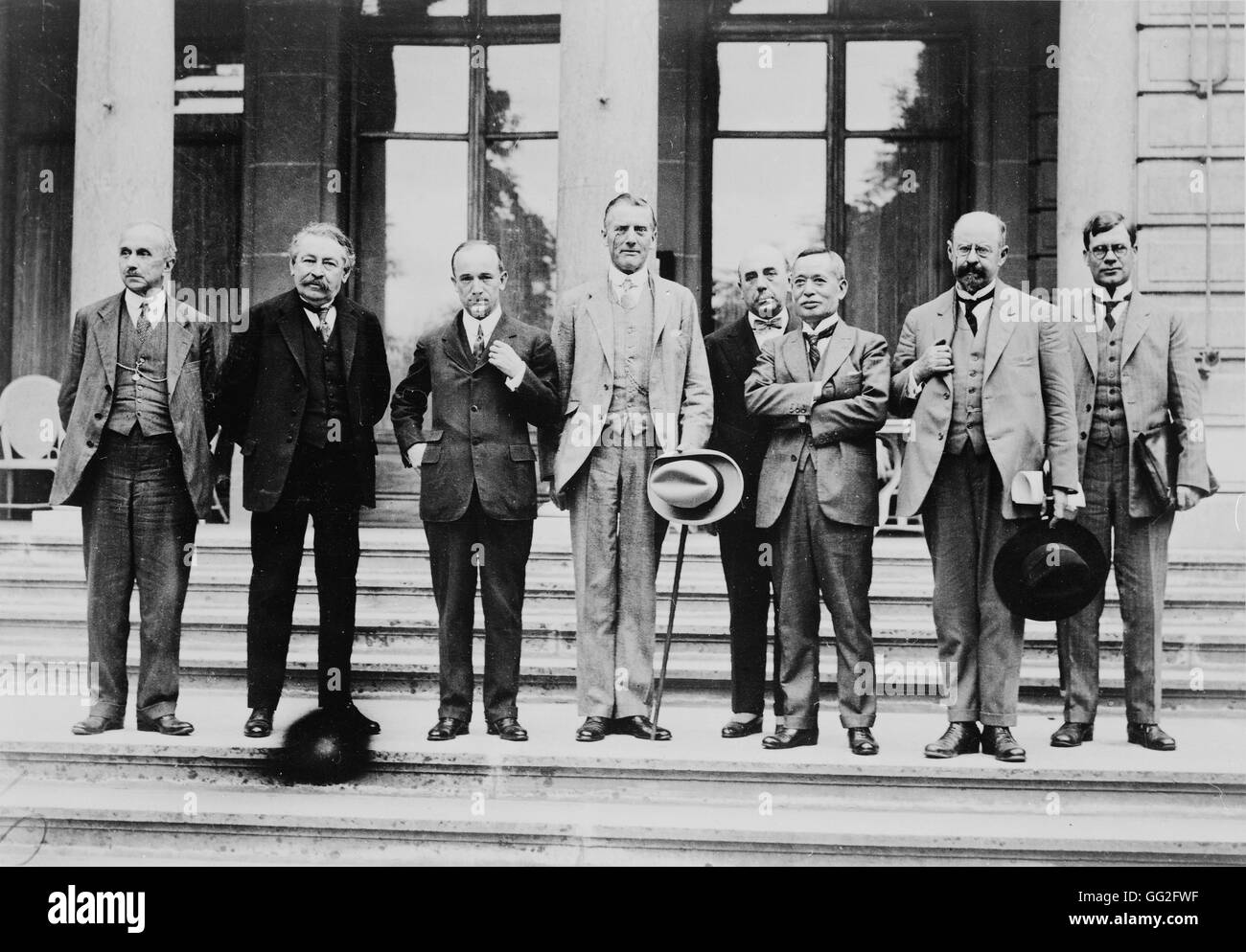 Rat des Völkerbundes in Genf, wo das Genfer Protokoll unterzeichnet wird. Von links nach rechts: Vittorio Scialoga (Italien), Aristide Briand (Frankreich), Edvard Benès (Tschechoslowakei), Austen Chamberlain (England), Ischii (Japan), Van de Velde (Belgien), Ud Stockfoto