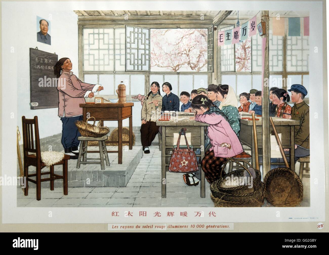 Chinesische Propagandaplakat: "der Lichtstrahl die rote Sonne erleuchtet zehn tausend Generationen". Eine alte Bäuerin erzählt von ihrem ehemaligen leiden. Stockfoto