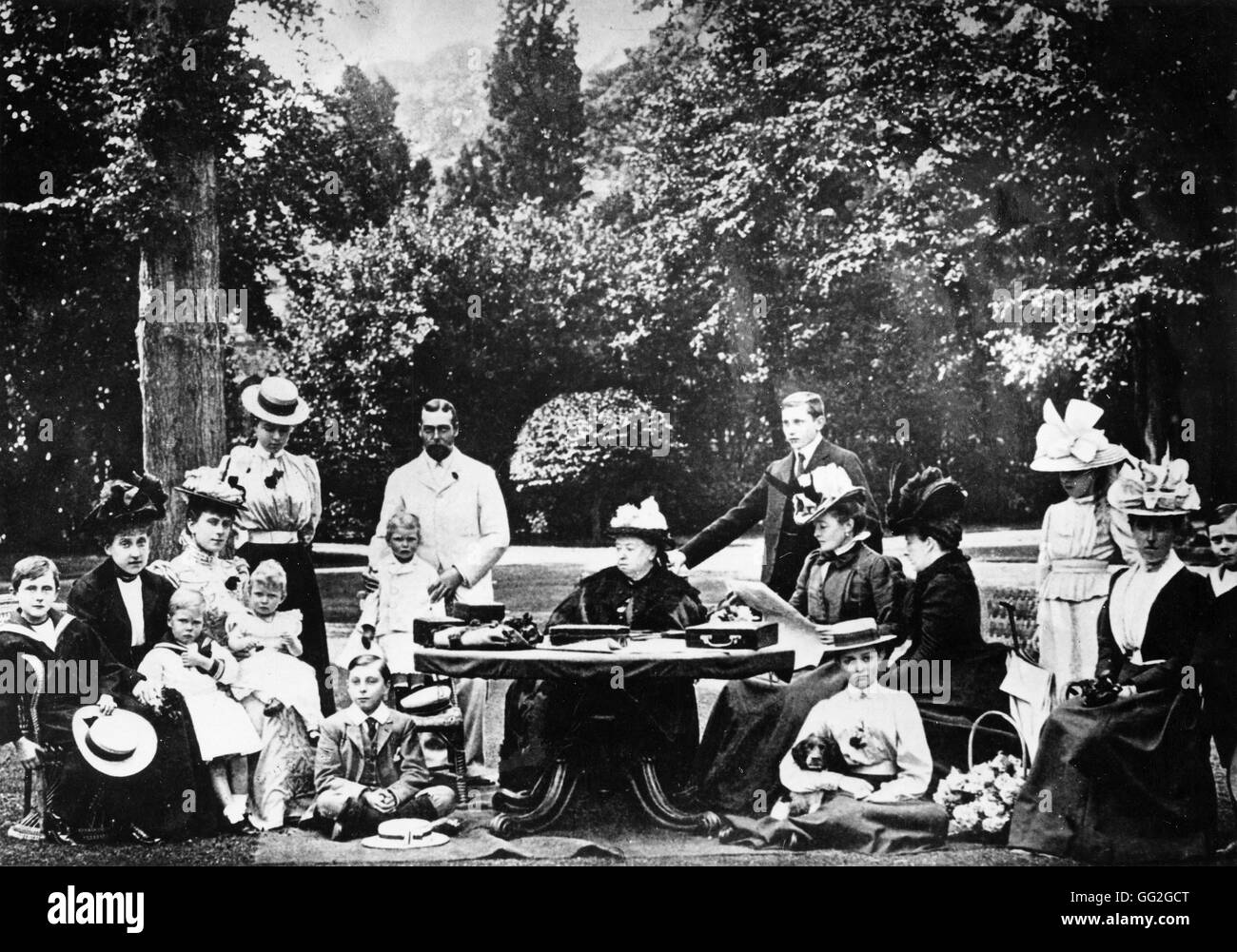 Königin Victoria von ihrer ganzen Familie im Osborne House umgeben. Prinz Georges Frau Mary hat die Princess Royal auf ihrem Knie, hinter ihr ist Prinzessin Margaret von Connaught. Prince George (der zukünftige George V) hat der Duke of York. Ende des 19. Jahrhunderts Stockfoto