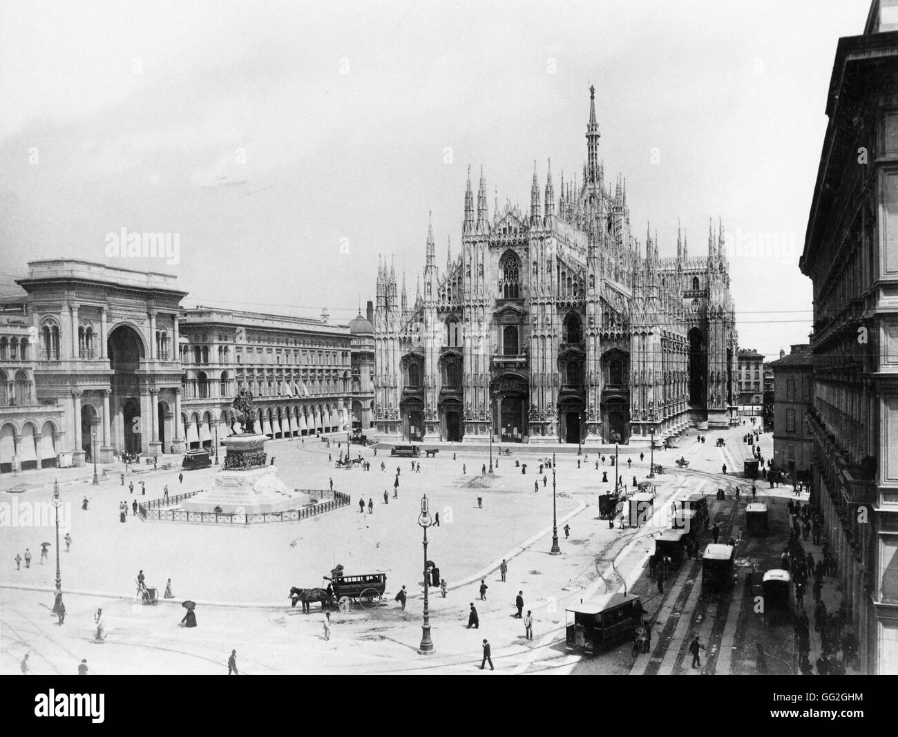 Kathedrale von Mailand und Pferdesport Monument von Vittorio Emanuele II von Ercole Rosa errichtet auf der Piazza del Duomo im Jahre 1896.  Anfang des 20. Jahrhunderts zu fotografieren Stockfoto