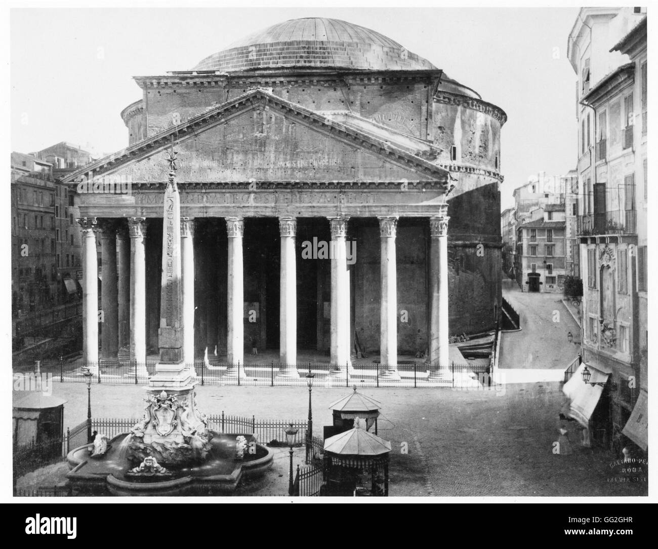 Blick über die Piazza della Rotonda in Rom: das Pantheon und der Obelisk. Foto aufgenommen im Jahre 1889 Stockfoto